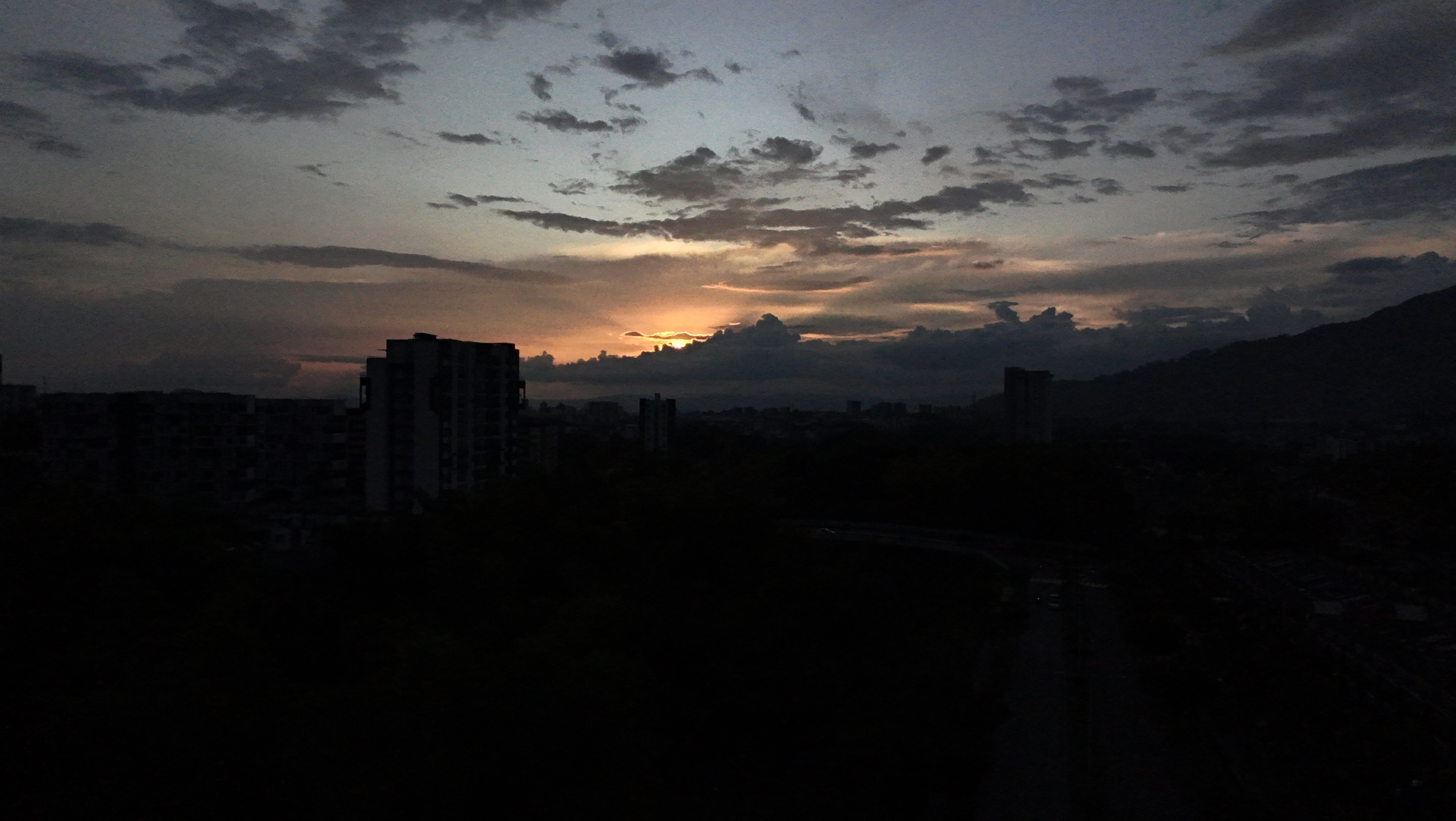 Atardecer cinematográfico capturado con drone sobre la ciudad