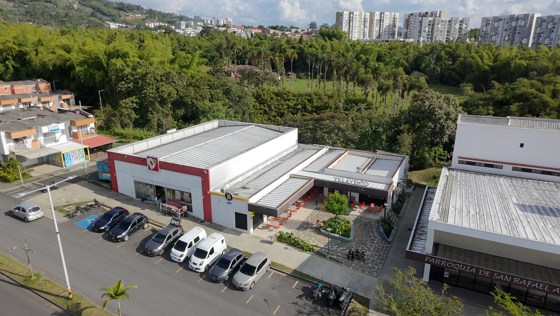 Toma aérea cercana de centro comercial Villavento